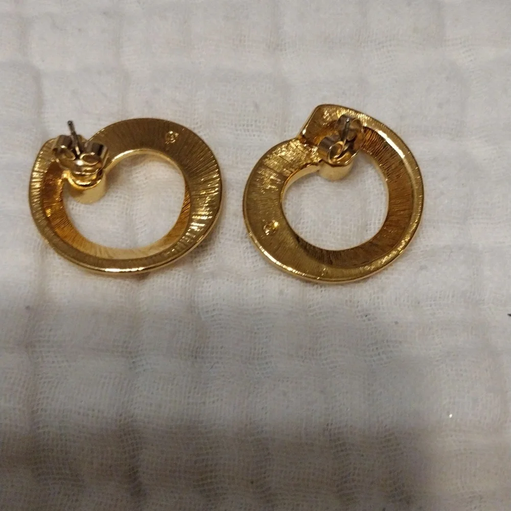 Vintage, 1990 Gold tone swirl ribbon circle and clear rhinestone pierced earring - Picture 3 of 3